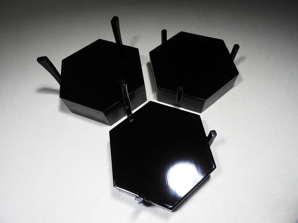 ●旧家名品 三つ重ね 亀甲形 菓子重箱 華やかな菊尽くし 美品 明治 大正 箱付