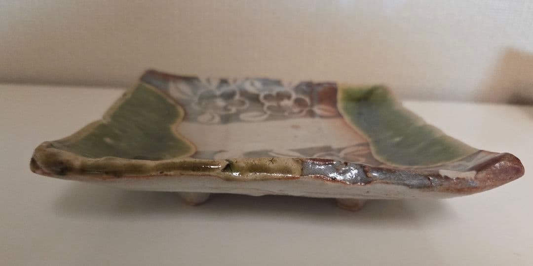 織部 玉山窯 玉置保夫 四角皿 脚付 椿 四方皿