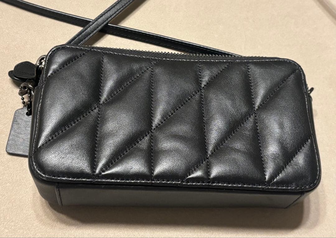 キラ クロスボディ・ピロー キルティング ブラック