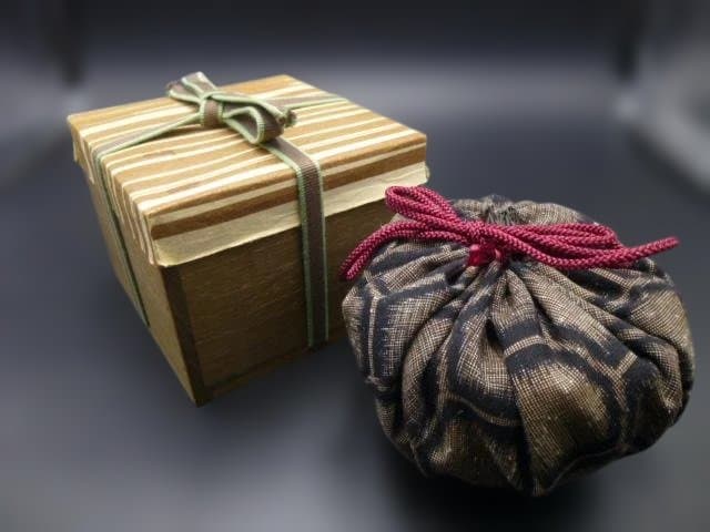 楽吉左衛門　十代　旦入　赤茶碗／共箱／銘「花宵」／表千家十四代　淡々斎極め箱