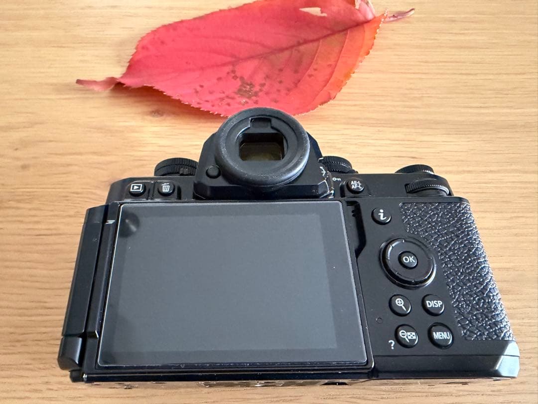 【極美品】Nikon Zf + 単焦点レンズ2本セット