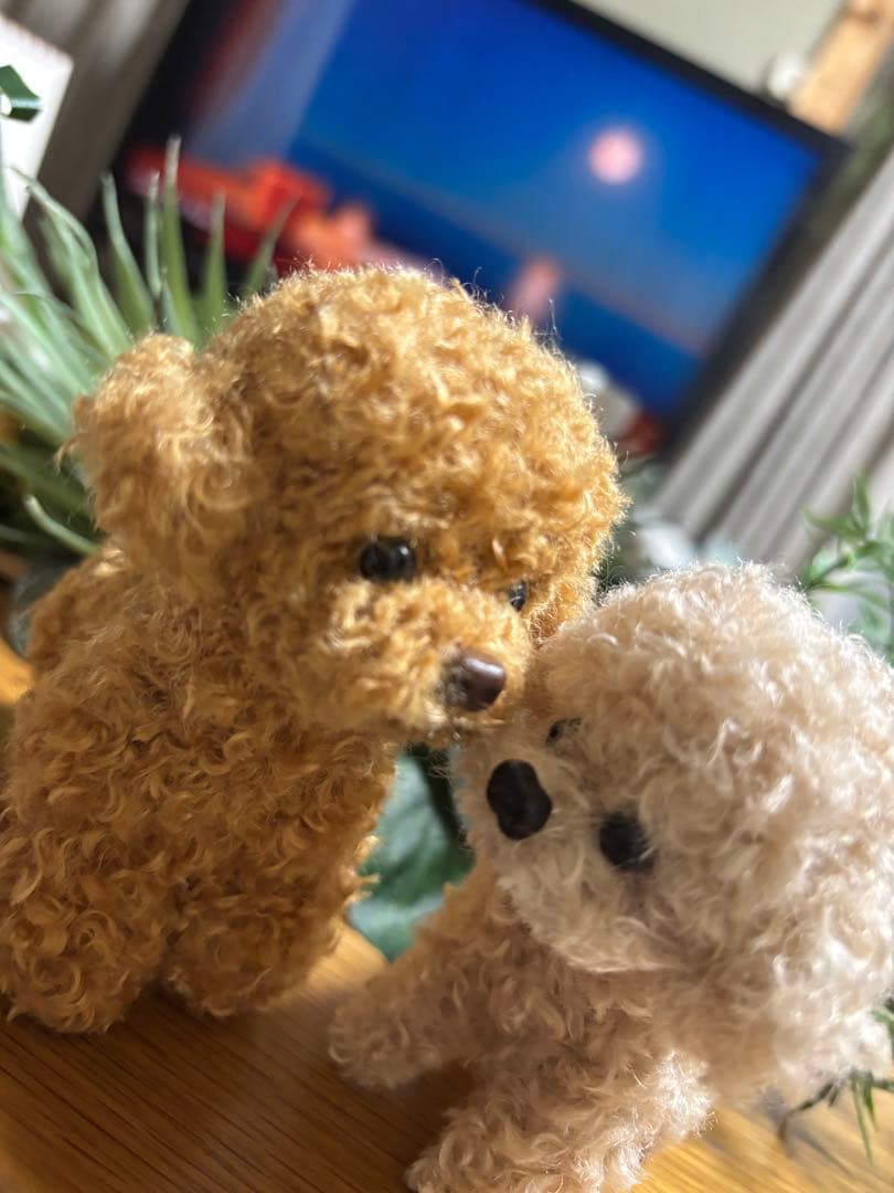 茶色と白の犬のぬいぐるみ