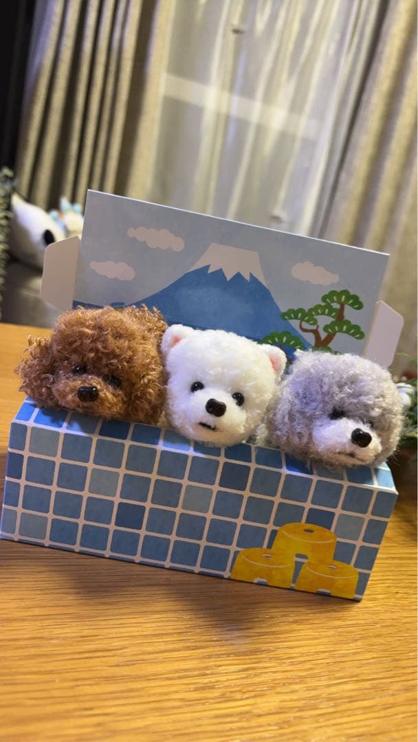 茶色と白の犬のぬいぐるみ