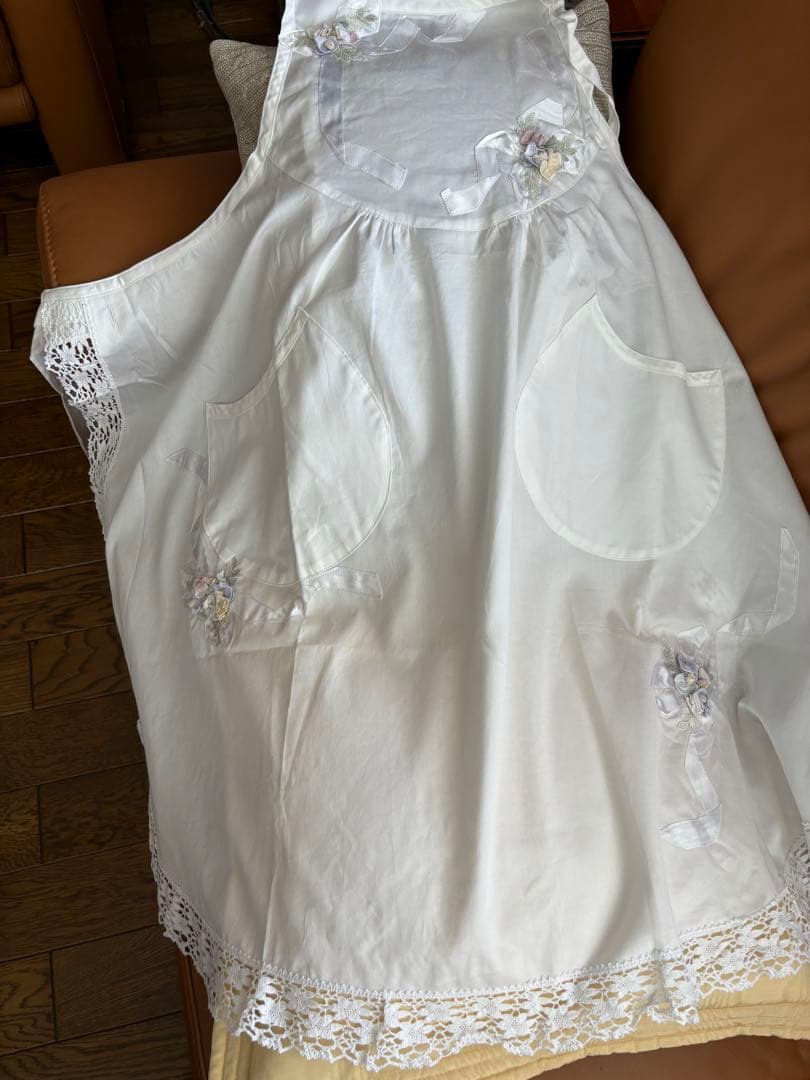 ヒスクーロネ　エプロン