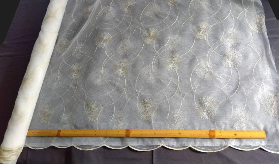刺繍入り白いレースカーテン　生地