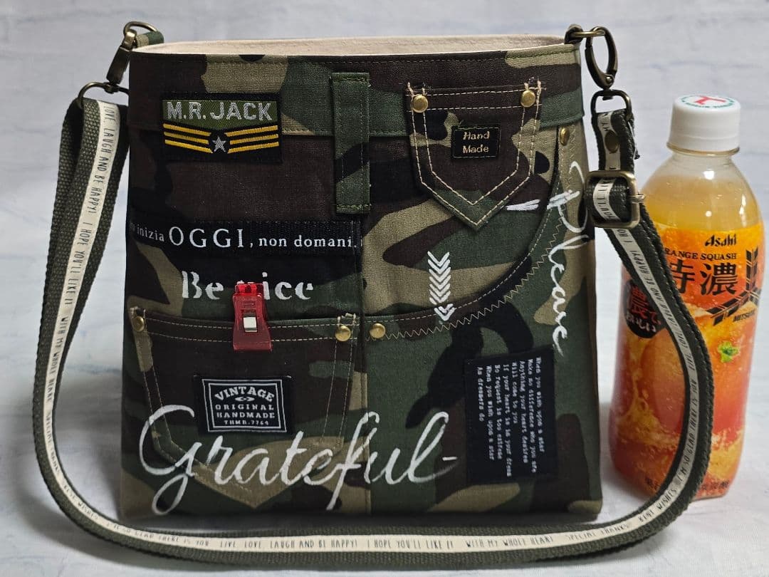 大きめデニムリメイクバッグ ファスナー ＆サコッシュ ＆底板 ＆ストラップ付き