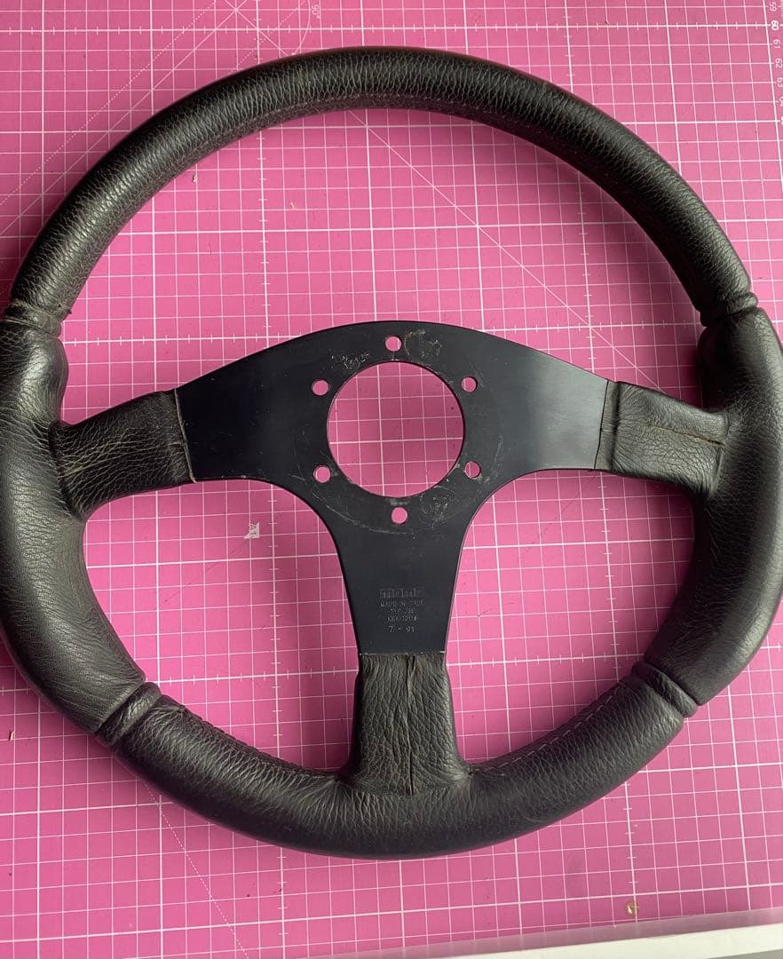 MOMO TYP D35 ブラックレザー三本スポークステアリング