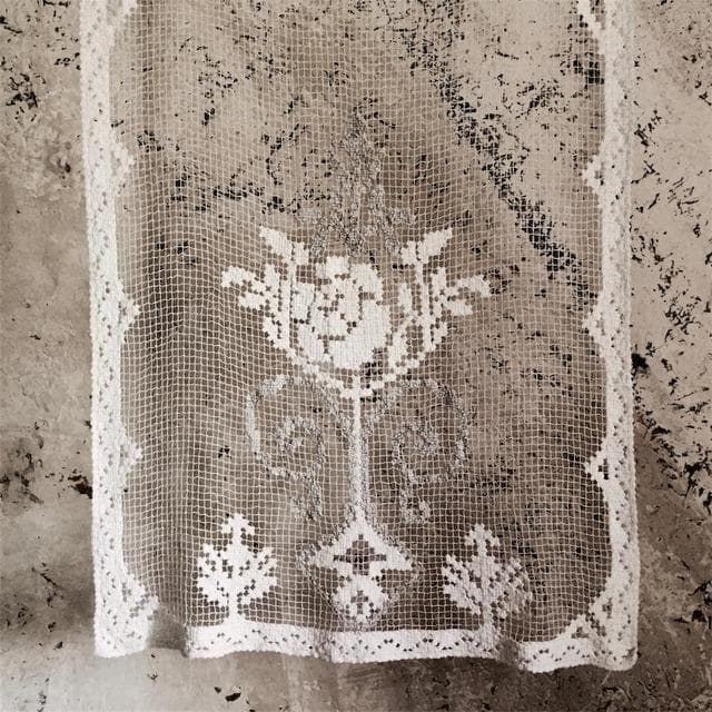 france 140c 灰色と薔薇と手編レースカーテン 真鍮リング アンティーク