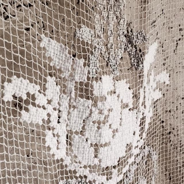 france 140c 灰色と薔薇と手編レースカーテン 真鍮リング アンティーク