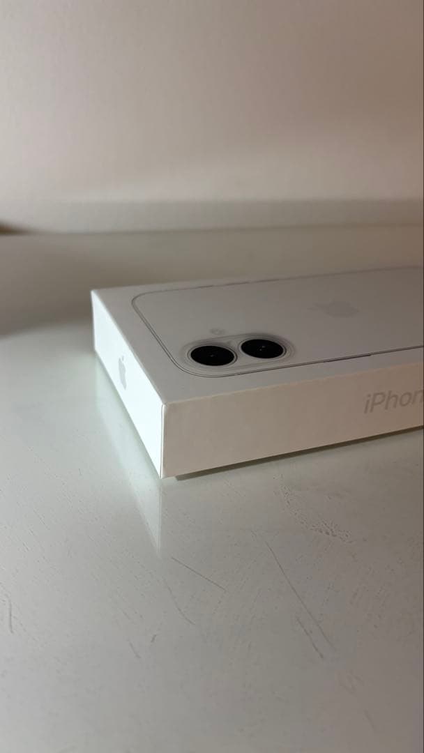 【超美品】 iPhone16 256GB 本体 （使用1年以下）画面カバー付