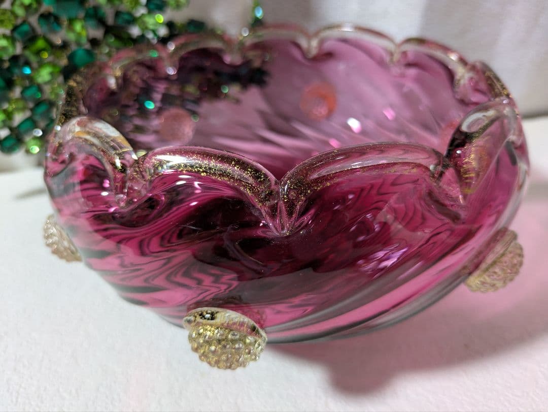 ベネチア　クランベリーのガラスボウル 　波状の縁取り　お値下げ中