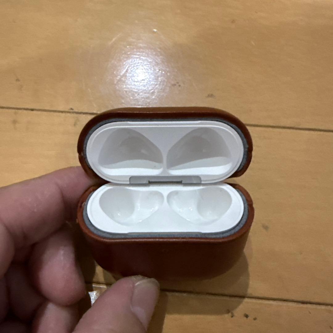 Apple AirPods (第4世代) 本体　レザーケース付き