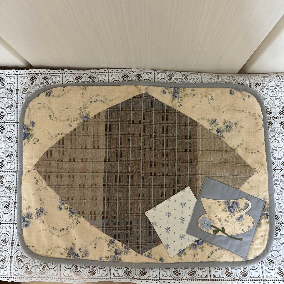 マニー　コラージュエプロン&ランチョンマット＆カトラリーケース