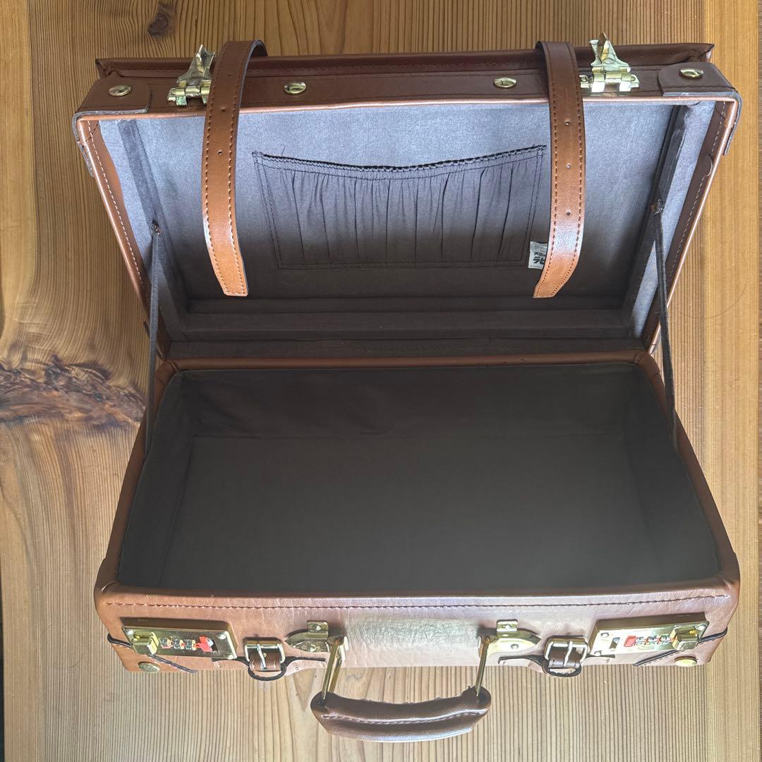 ラピュタトランク クラシックなブラウンレザーケース