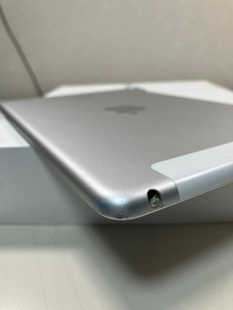 iPad mini4　シルバー　16GB　セルラー　中古品
