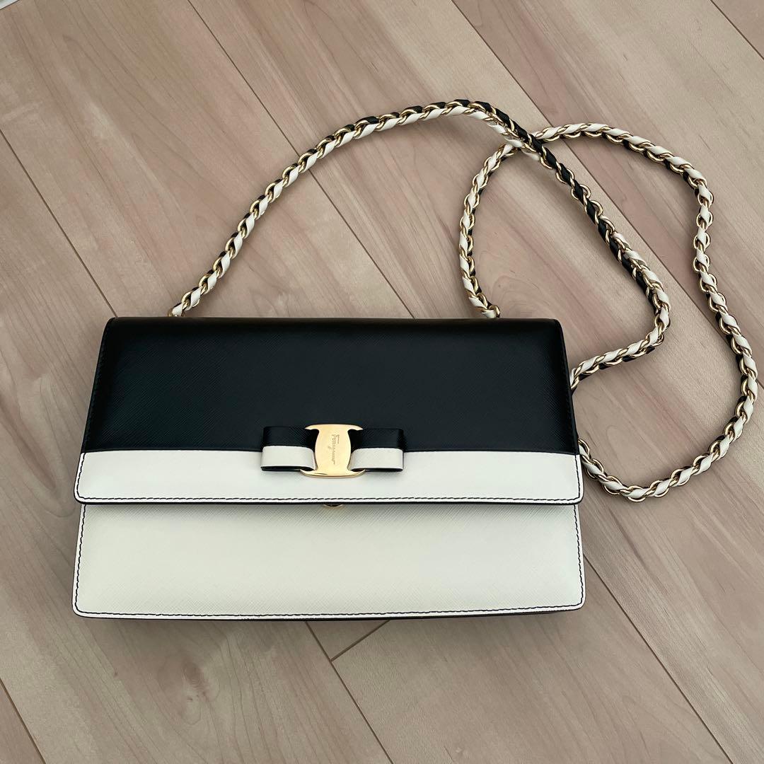 サルヴァトーレフェラガモ ブラック ホワイト チェーンショルダー ヴァラ リボン