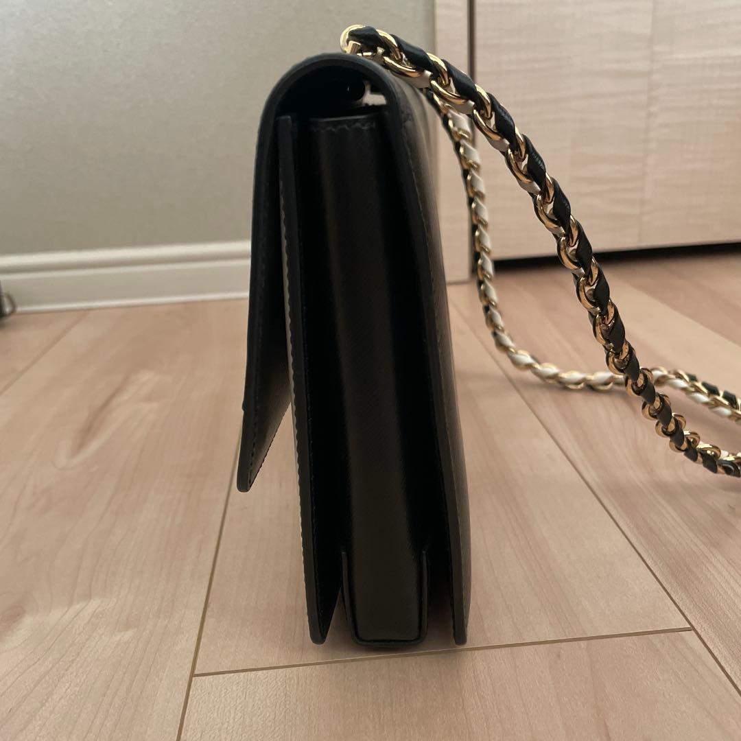 サルヴァトーレフェラガモ ブラック ホワイト チェーンショルダー ヴァラ リボン