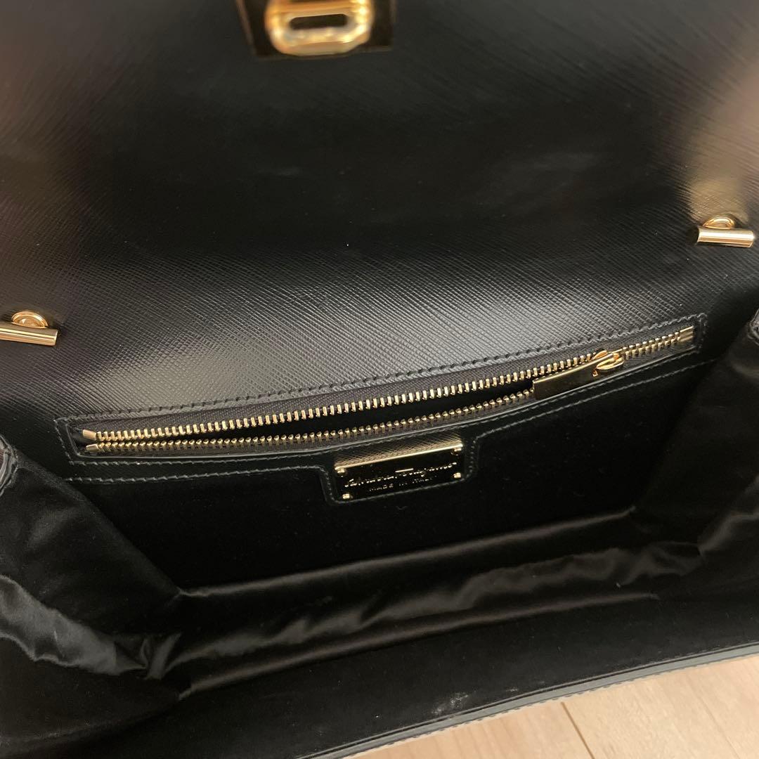 サルヴァトーレフェラガモ ブラック ホワイト チェーンショルダー ヴァラ リボン