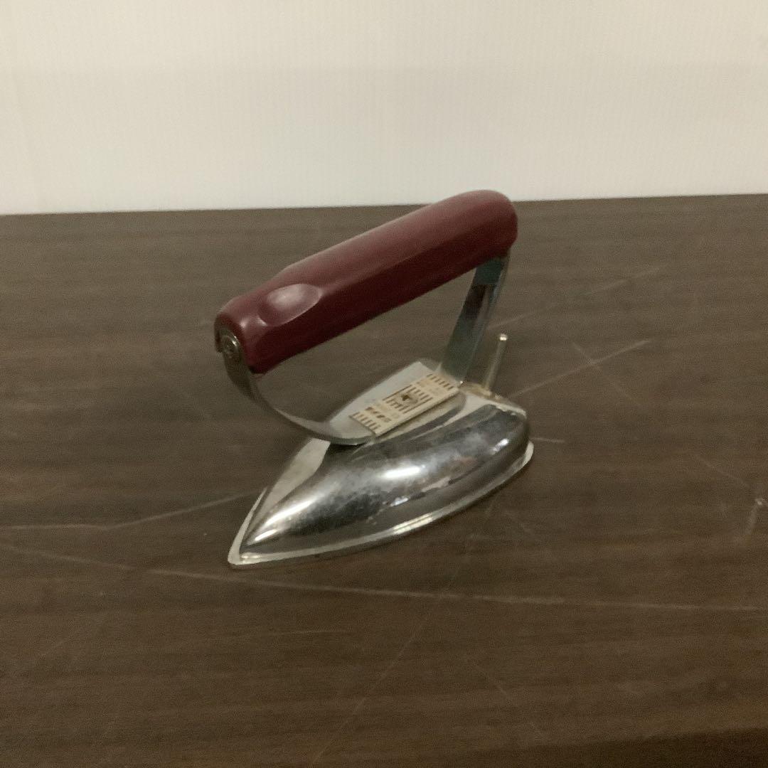 【値下げ！】昭和レトロ アイロン 金属製 合成皮革箱付き