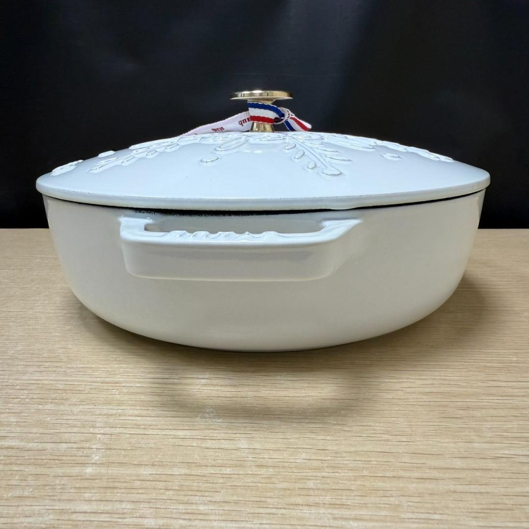 ★未使用　STAUB　ブレイザー　スノーフレーク　ホーロー鍋　24㎝　ホワイト