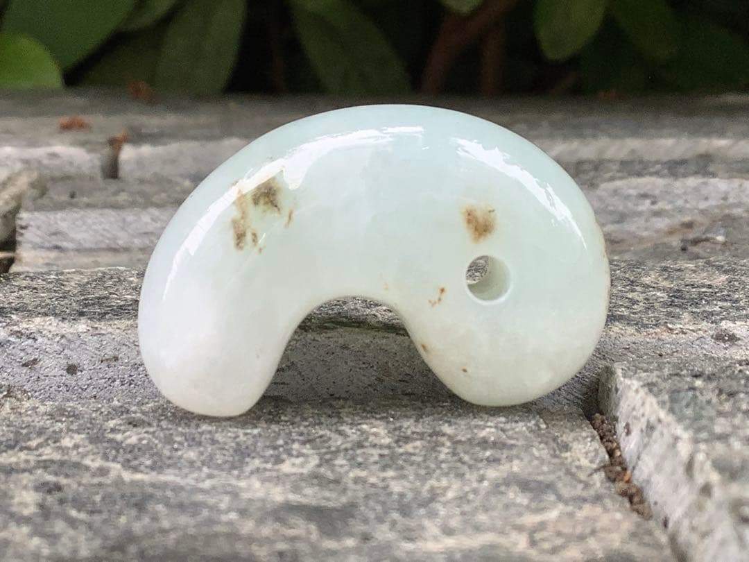 ✳今年2個目のトロトロ勾玉‼️ 酸化鉄入り糸魚川翡翠　抜群全面透過　鑑別書取得品‼️