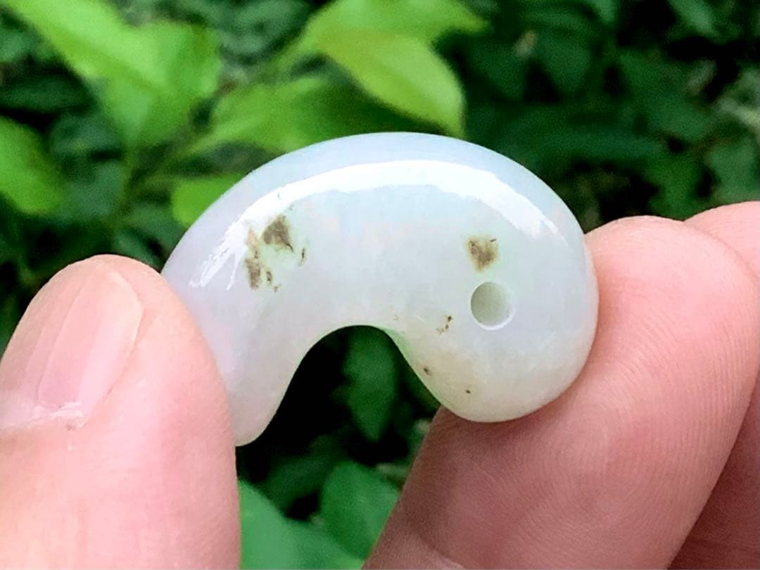 ✳今年2個目のトロトロ勾玉‼️ 酸化鉄入り糸魚川翡翠　抜群全面透過　鑑別書取得品‼️