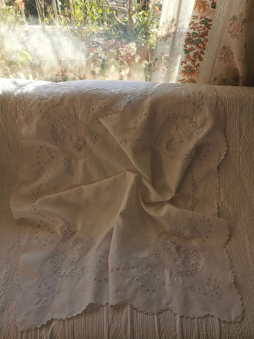 アンティークスイス アペンツェル刺繍 貴婦人達と小花ガーランドのクロス 美術館級