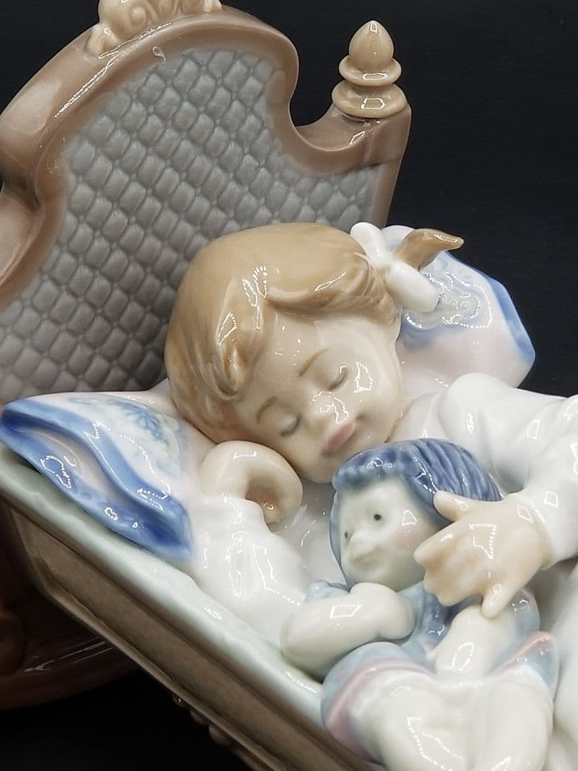 リヤドロ　お人形さんと添い寝