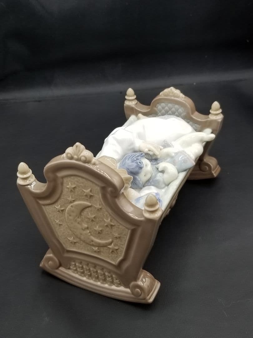 リヤドロ　お人形さんと添い寝