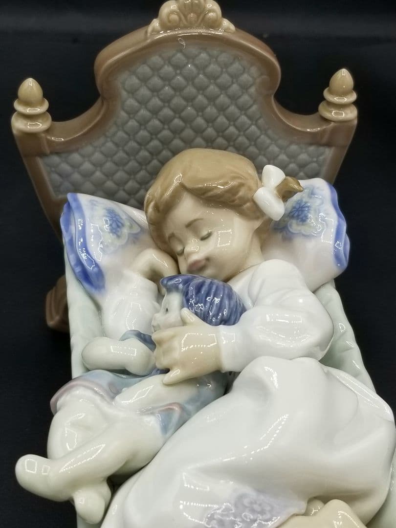 リヤドロ　お人形さんと添い寝