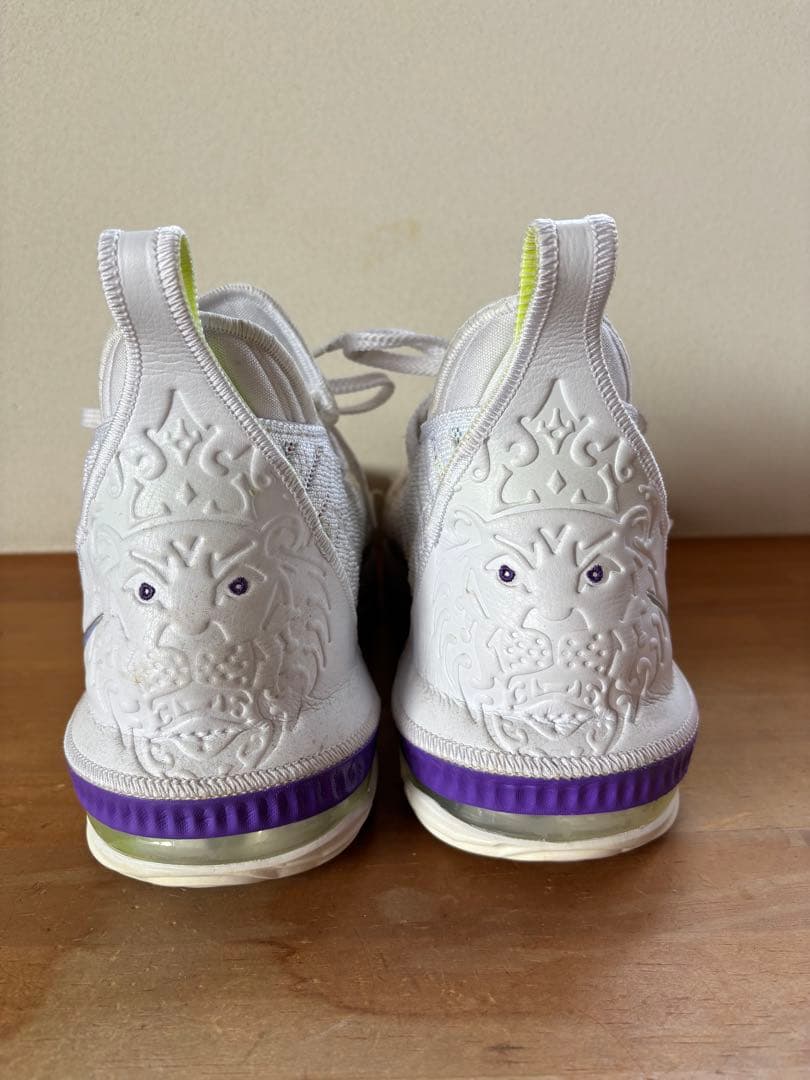 ホワイト バスケットボールシューズ