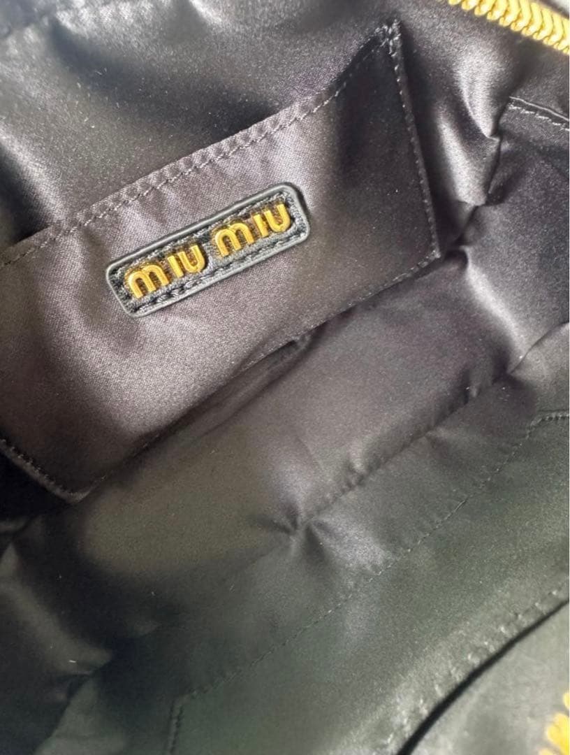 miumiu ブラック ショルダーバッグ