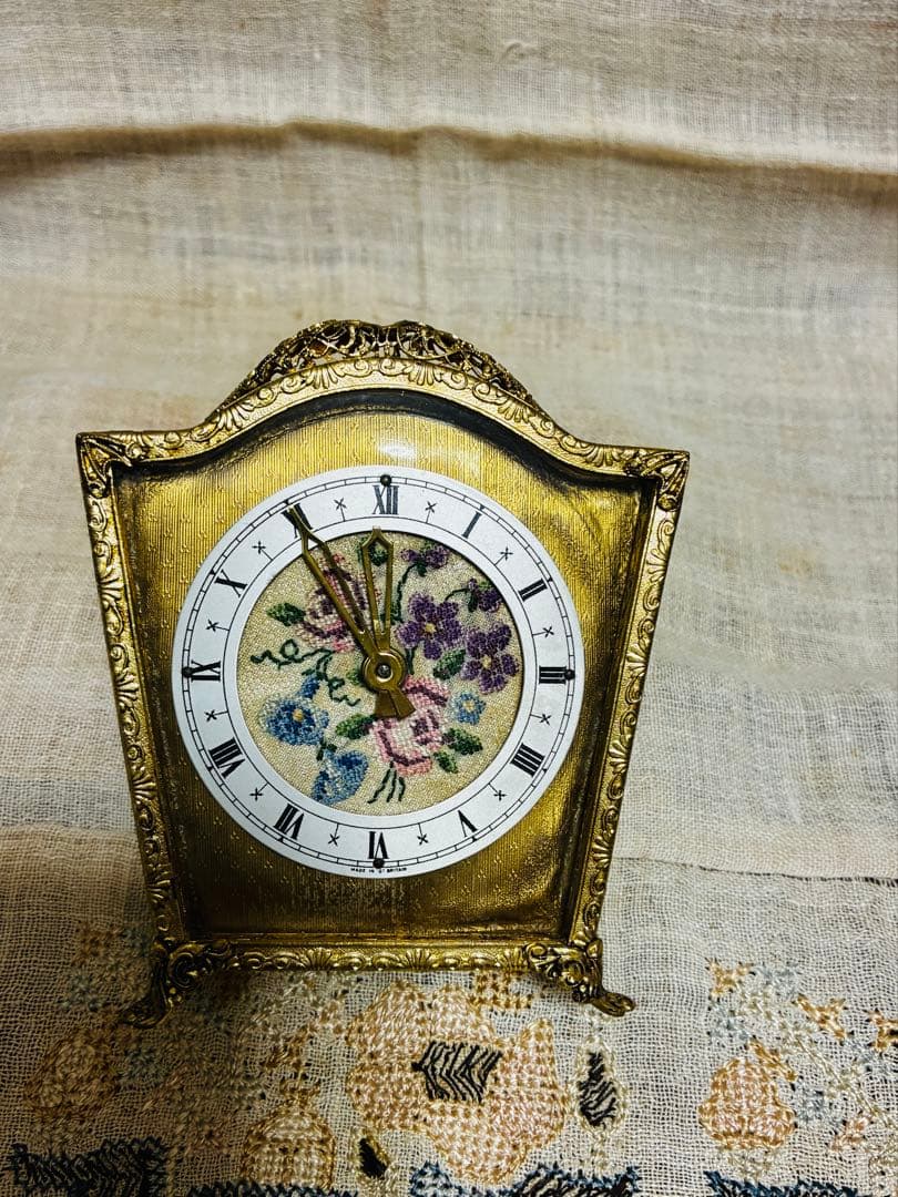 英国アンティーク プチポアン刺繍 手巻き置き時計