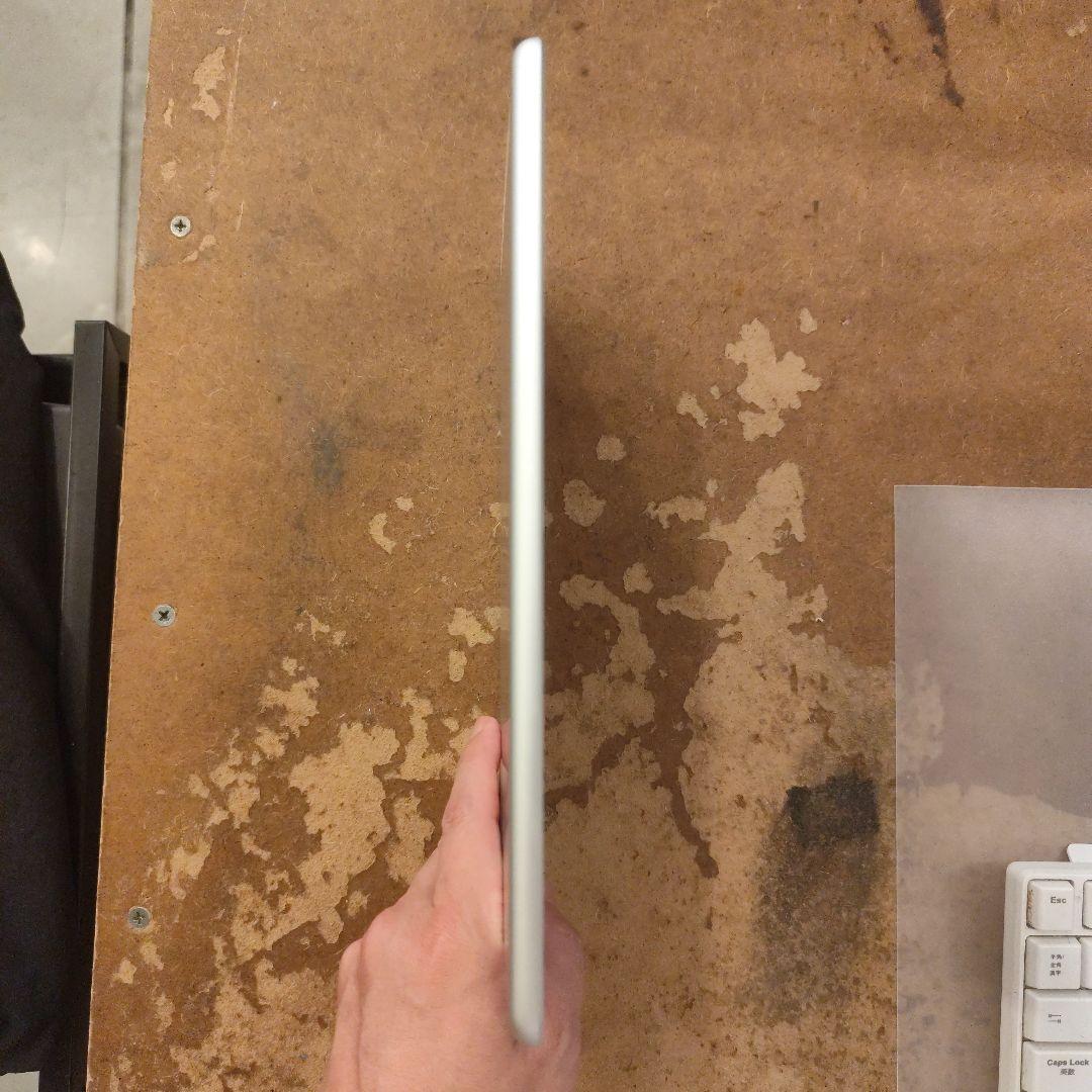 Apple iPad シルバー 本体　第６世代