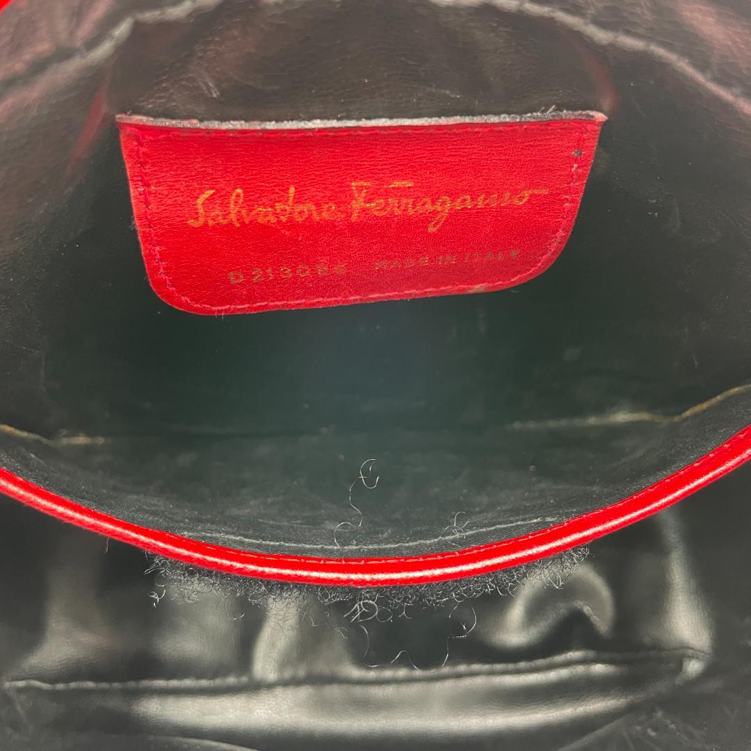 良品 Ferragamo ショルダーバッグ レザー レッド ヴァラリボン