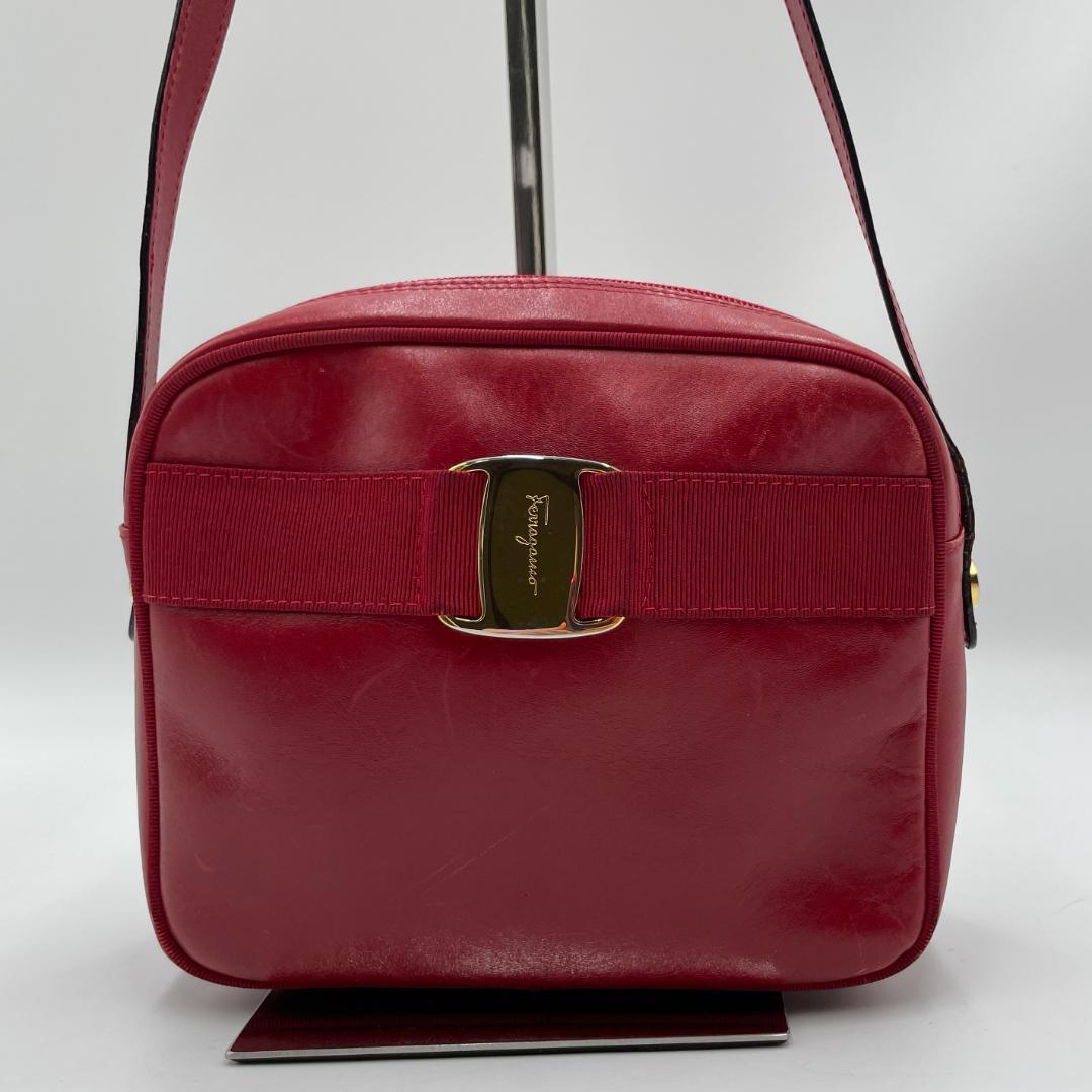 良品 Ferragamo ショルダーバッグ レザー レッド ヴァラリボン