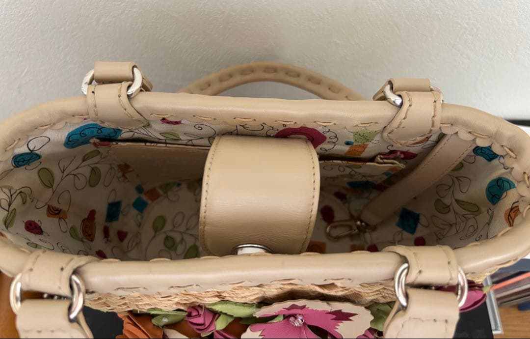 美品！かごバッグ　立体的な花　かごバッグ　花