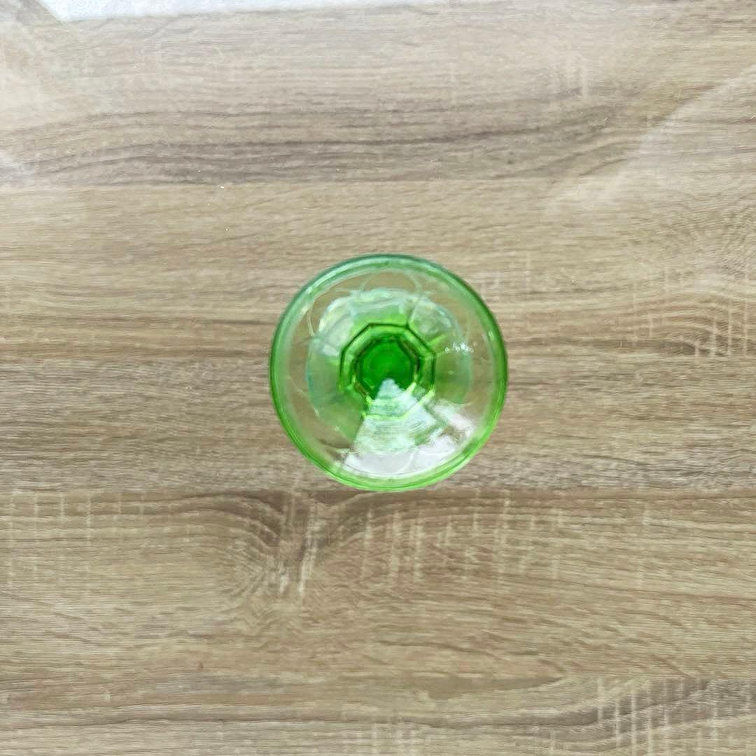 骨董　時代ガラス　希少若草色　乳白暈し　菊割底　アイスクリームカップ　著書掲載品