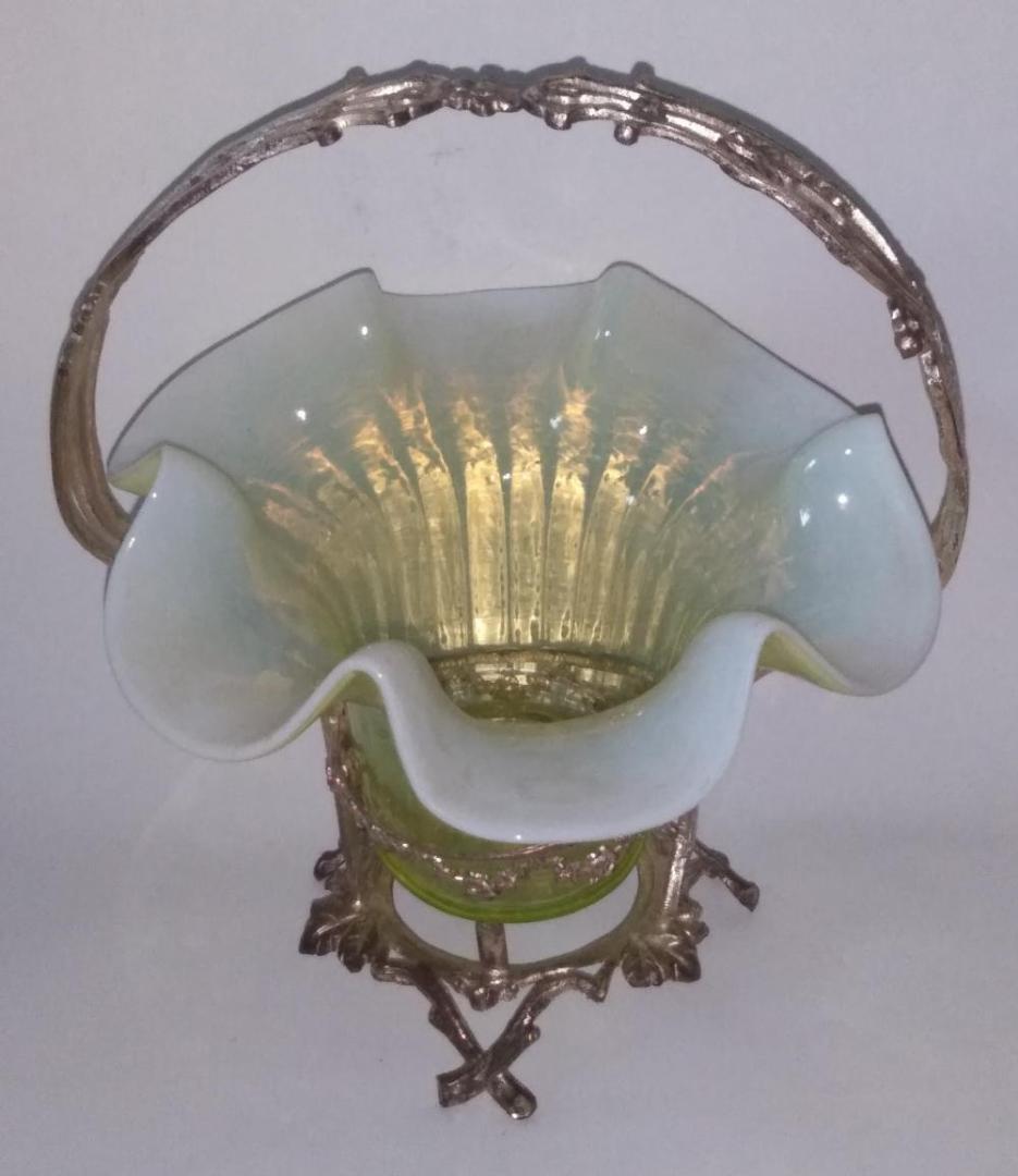 英国製ウランガラスのブライダル・バスケット