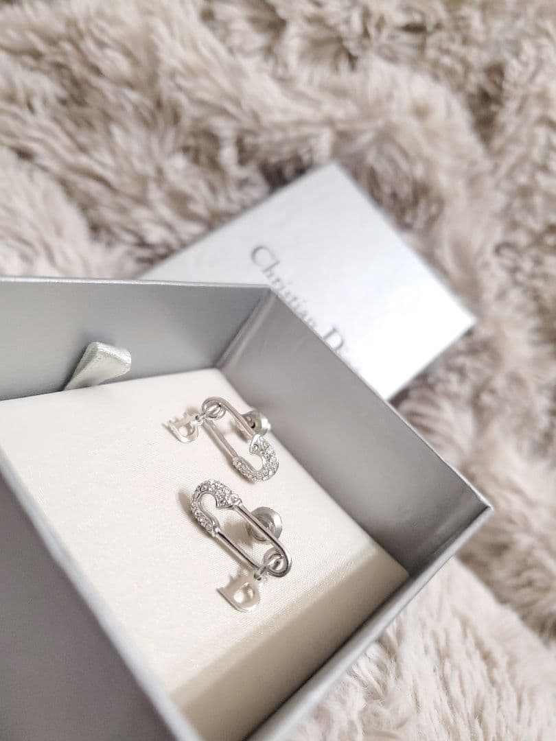 Christian Dior ピンモチーフピアス