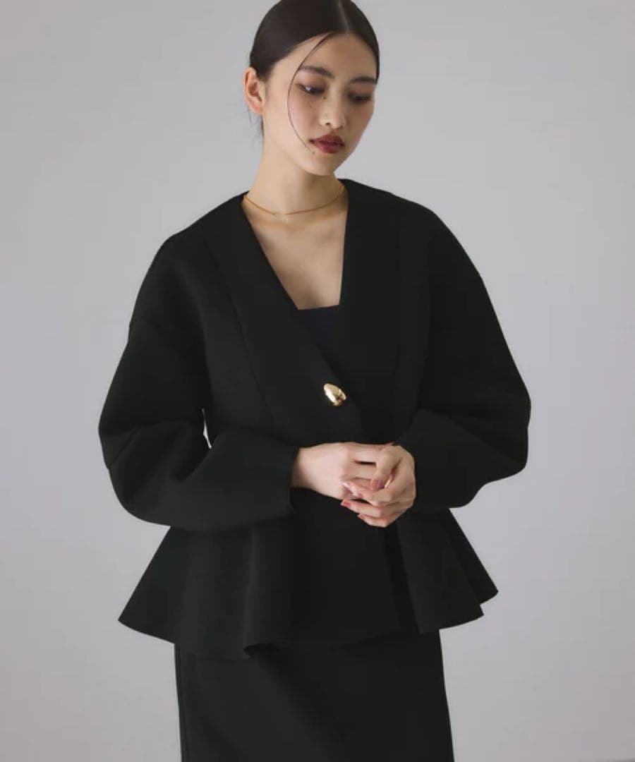 エッグブローチ付きペプラムカーディガン