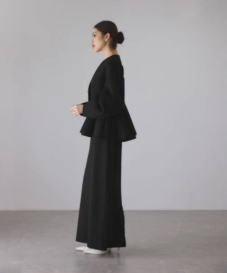 エッグブローチ付きペプラムカーディガン