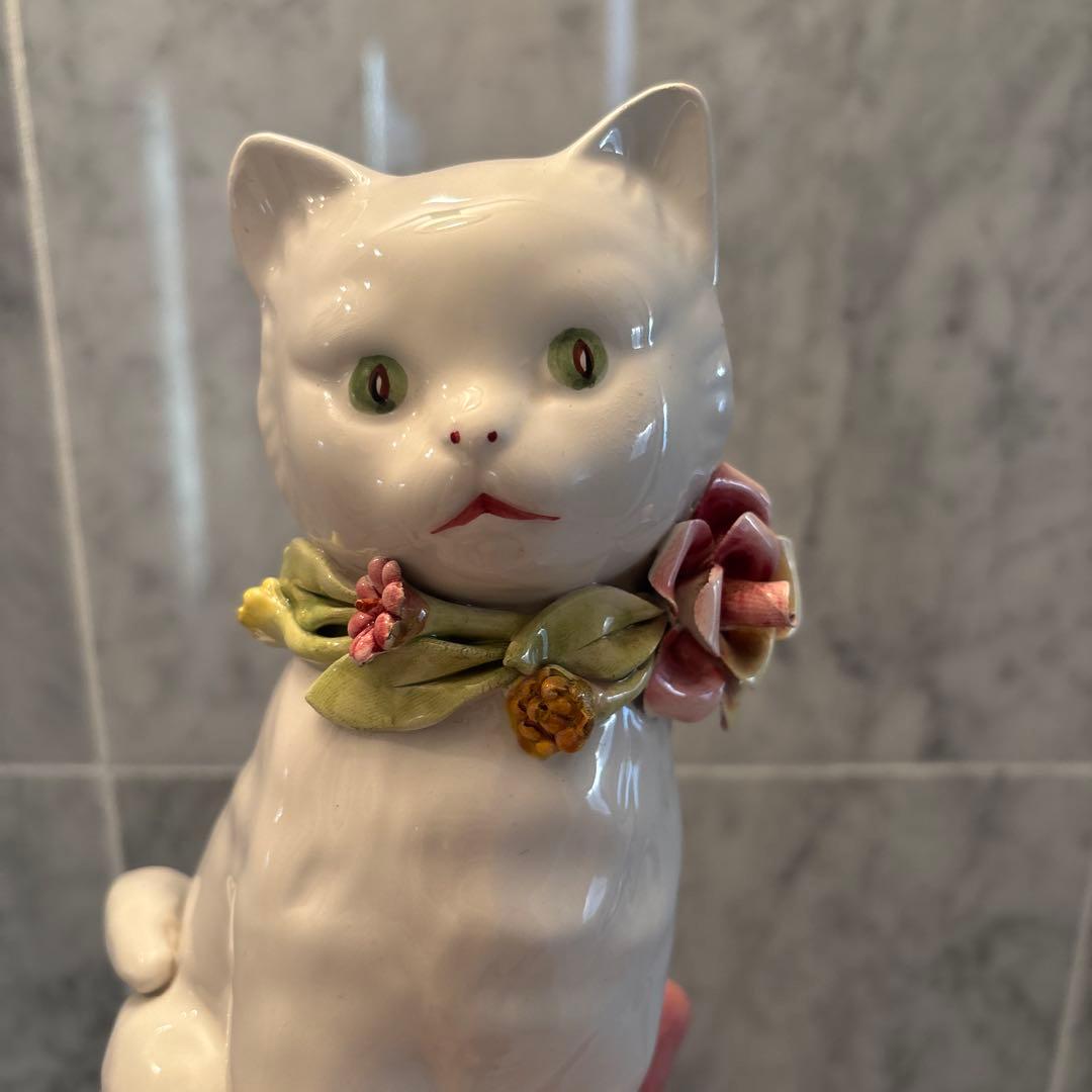 イタリアヴィンテージ手描きの瞳や首輪のお花が芸術的な白猫ちゃんの陶器