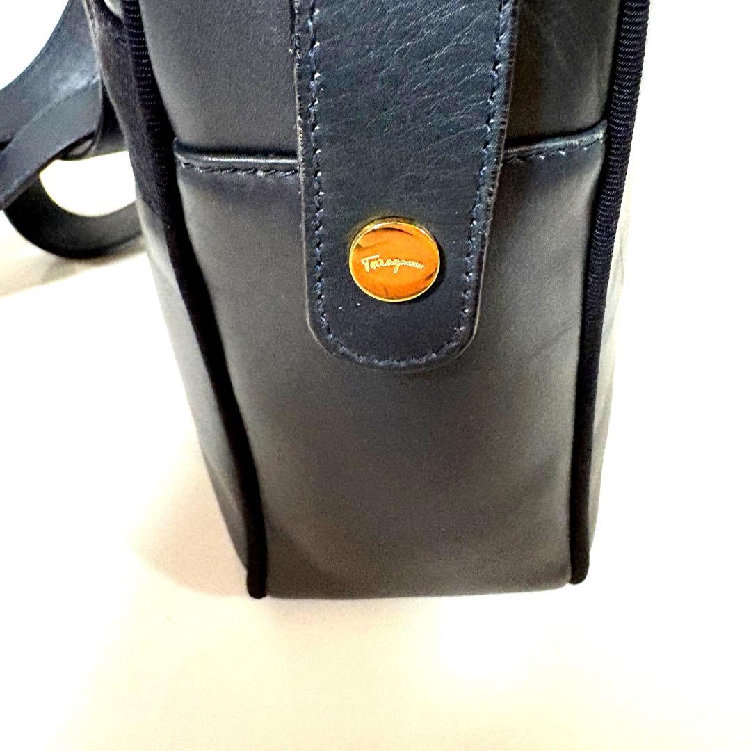 Salvatore Ferragamo ヴァラ　レザー　ショルダーバッグ