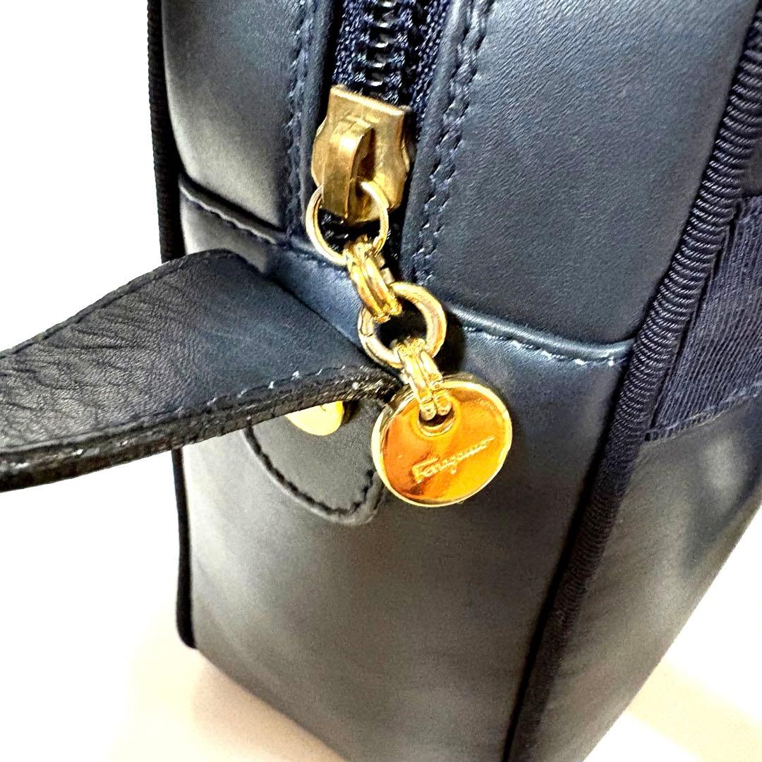 Salvatore Ferragamo ヴァラ　レザー　ショルダーバッグ