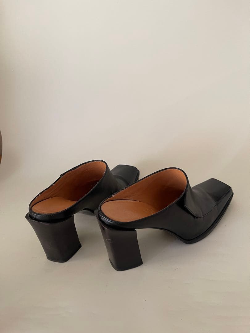 Hermesエルメスブラックレザー スクエアトゥ ミュール36.5