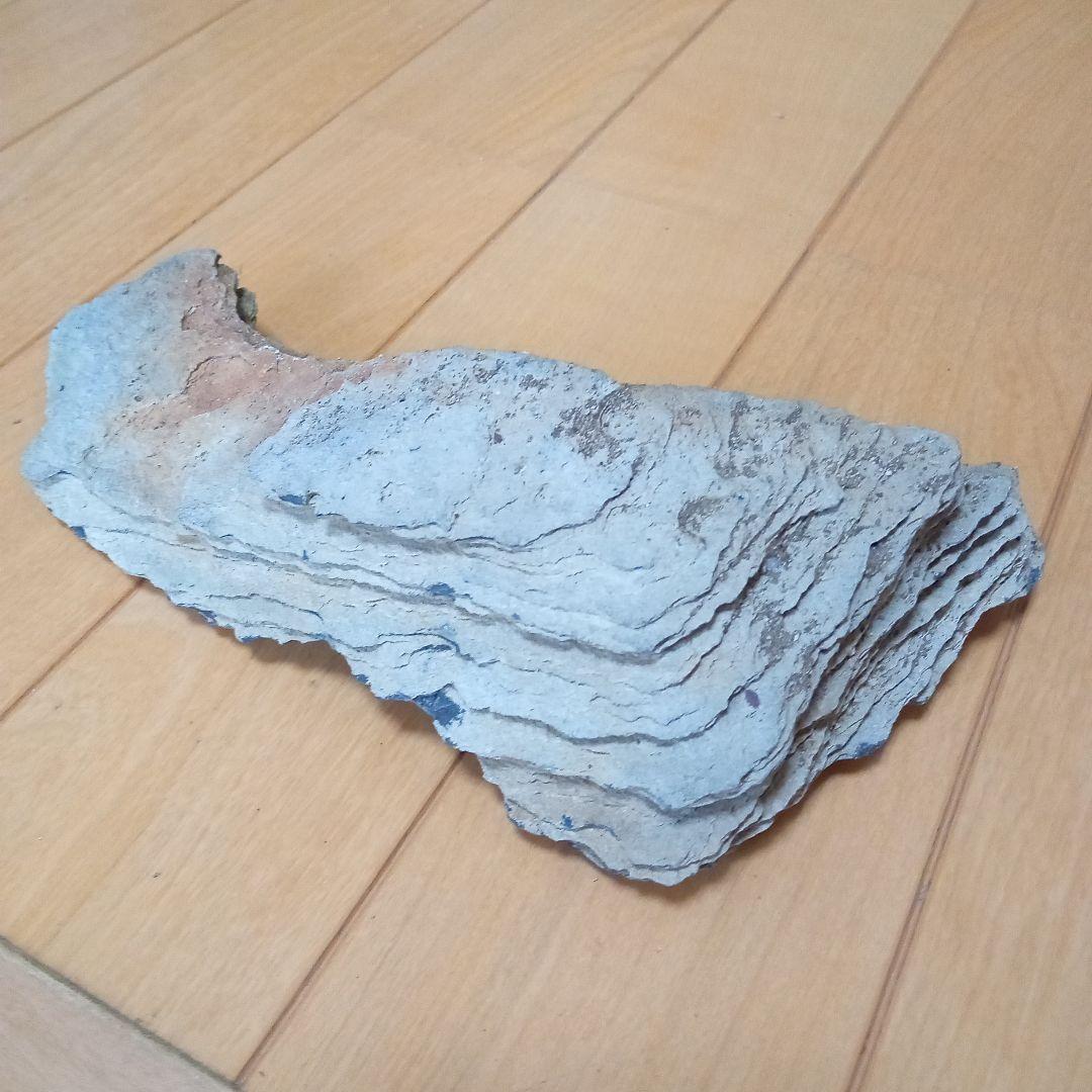 サヌカイト　カンカン石　手のひらサイズ　（石机上）