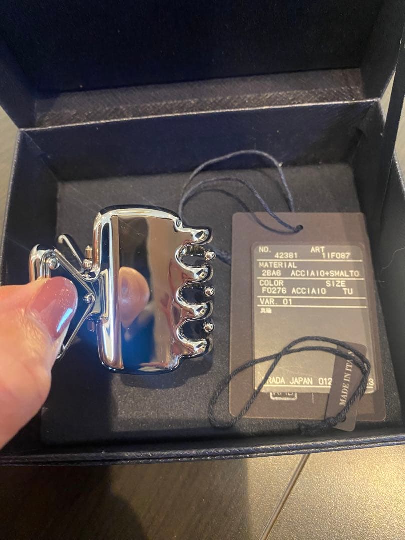 正規品PRADA ヘアクリップ