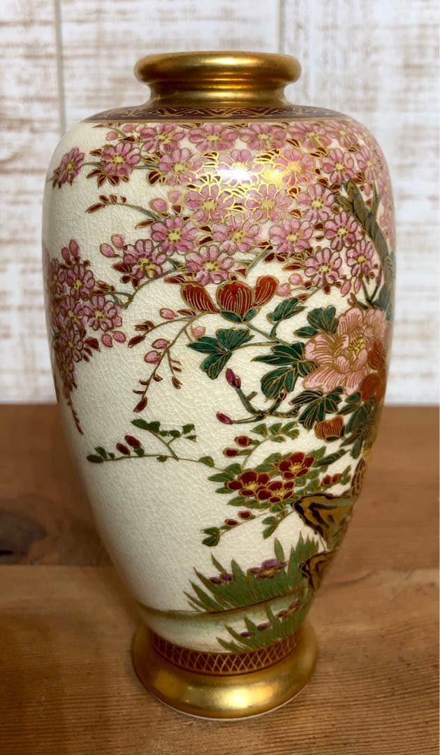 ピンクとゴールドが美しい　薩摩焼　花瓶　高さ約16cm