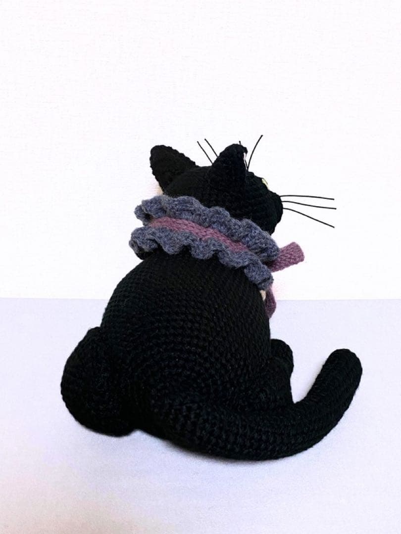 香箱座りの黒猫さんのあみぐるみ